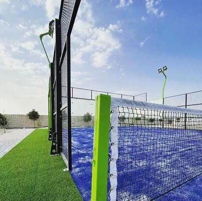 Gazon synthétique de couleur personnalisable pour terrains de padel avec lignes de court et normes visibles