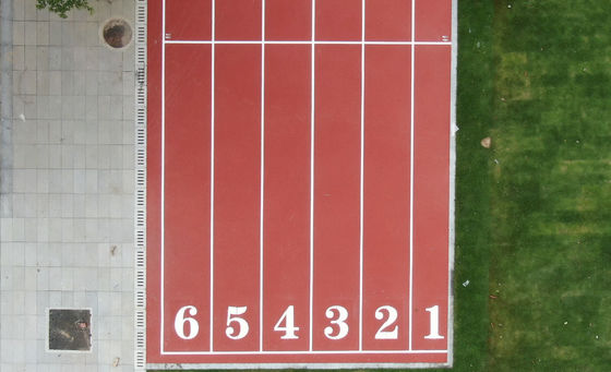 35% à 50% d'absorption des chocs La piste de course de l'IAAF Drainage et résistance aux UV