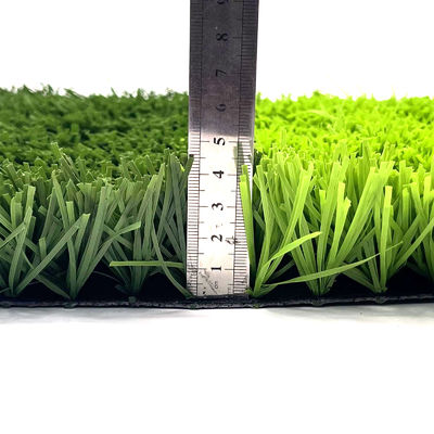 Gazon artificiel avec remplissage en caoutchouc gazon synthétique à faible entretien et absorbant les chocs gazon synthétique à haute densité pour stades de sport durable et réaliste