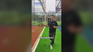 Comparaison de l'éclairage de la structure de l'usine de terrain de padel panoramique et super panoramique et de la qualité du gazon