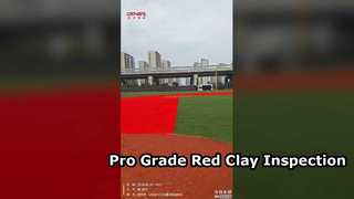 Inspection de la texture et des matériaux du terrain de baseball et de softball en argile rouge