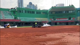 Construction d'un terrain de baseball et de softball en terre battue rouge au centre sportif Tianhe de Guangzhou